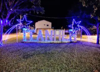 Decoração de Natal atrai visitantes e movimenta Itanhém