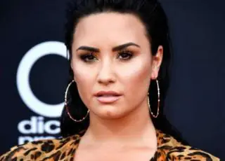 Demi Lovato deixa clínica de reabilitação após três meses