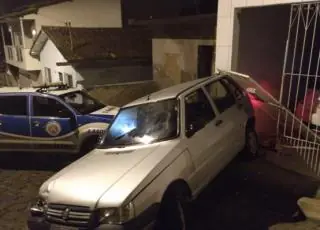 Dentista bêbado é preso depois de arrebentar o portão de uma casa com o carro em Medeiros Neto
