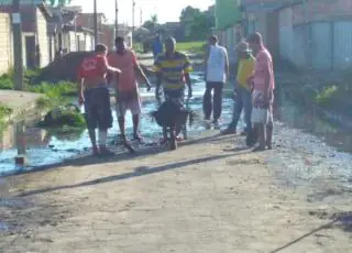 Descaso- Moradores de Itabatã fazem mutirão para limpar rua interditada pela lama