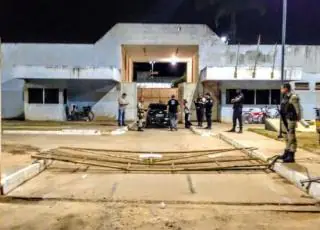 Descontrolado homem derruba dois portões do presídio de Teixeira com o carro