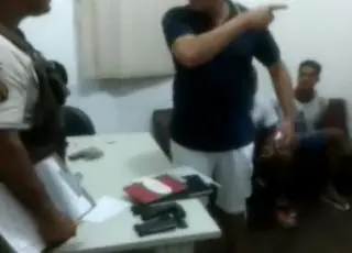 Descontrolado- Vice prefeito de Caravelas, Jackson Douglas, invade quartel da PM, ameaça a polícia, é detido e foge pulando o muro