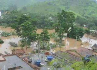 Desespero- Enxurrada invade ruas e casas em Jucuruçu e provoca pânico nos moradores