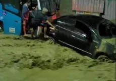 Desespero - Jovem herói salva mãe e duas crianças de dentro do carro que era levado pela enchente no Rio de Janeiro. Veja vídeos