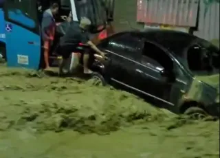 Desespero - Jovem herói salva mãe e duas crianças de dentro do carro que era levado pela enchente no Rio de Janeiro. Veja vídeos