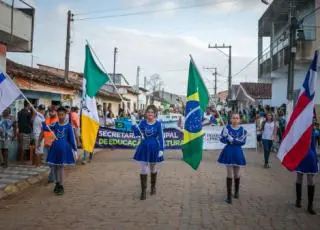 Desfile cívico em Santo Antônio celebra instalação de sinal de telefonia móvel