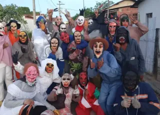 Desfile dos "Caretas" mantem tradição milenar dos antigos carnavais em Juerana