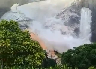 Deslizamento de rocha assusta moradores em Guaratinga