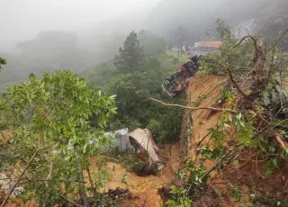 Deslizamento  de terra arrasta 15 carros e 6 caminhões na BR-376 no Paraná
