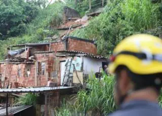 Deslizamento de terra deixa três mortos e um desaparecido em MG