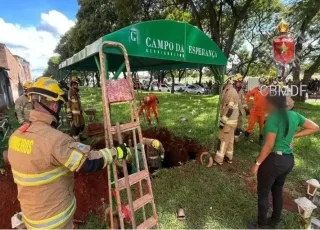 Dez pessoas caem em cova durante enterro, após lajes desabarem 