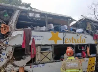 Dez pessoas morrem em acidente com ônibus que saiu de Minas Gerais para o Rio de Janeiro 