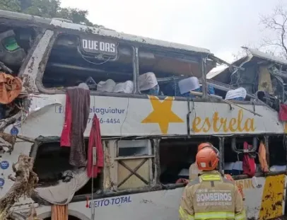 Dez pessoas morrem em acidente com ônibus que saiu de Minas Gerais para o Rio de Janeiro 