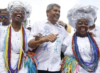 “Dia de agradecer e pedir pela paz no mundo, e que o Senhor do Bonfim nos acompanhe ao longo do ano”, declara Jerônimo no início do cortejo da Lavagem