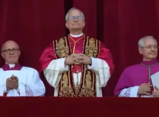Diferenças entre vestes do novo papa e de Francisco chamam atenção; veja  