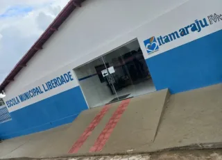 Diretora flagra funcionários de escola em momento íntimo dentro de banheiro, em Itamaraju