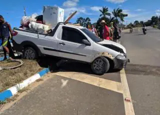 Discussão acaba em tiros e acidente na BR 101 em Itamaraju