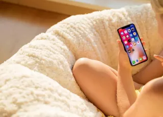 Discussão por iPhone leva menina de 12 anos a sufocar prima de 8 até a morte