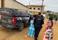 Dois ciganos são presos pela Polícia Civil em cumprimento a mandados de prisão por crimes contra pai e filho em Itamaraju.