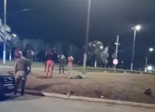 Dois jovens foram baleados na madrugada desta segunda-feira (08) na BR-101, em Teixeira de Freitas
