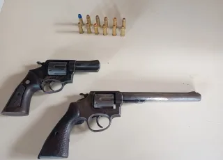 Dois homens são presos com armas de fogo em abordagem na BA-001, em Prado 