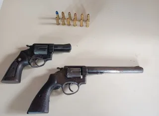 Dois homens são presos com armas de fogo em abordagem na BA-001, em Prado 
