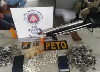 Dois homens são presos por policiais da 43ª CIPM com submetralhadora e drogas, em Itamaraju.
