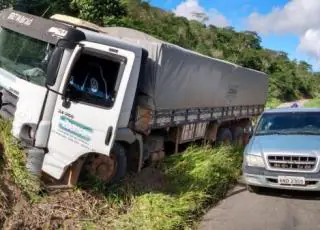 Dois jovens morrem em grave colisão entre carreta e saveiro na LMG 682 em Águas Formosas