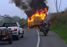 Dois morrem em colisão frontal entre moto e ônibus escolar na BR-330, em Jitaúna