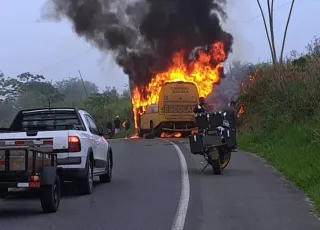 Dois morrem em colisão frontal entre moto e ônibus escolar na BR-330, em Jitaúna