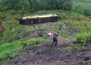 Acidente com ônibus deixa mortos e feridos em Itamaraju