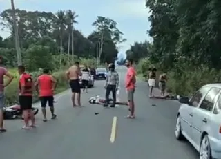 Dois motociclistas ficam feridos em colisão na BA-489; um dos condutores sofreu fratura exposta