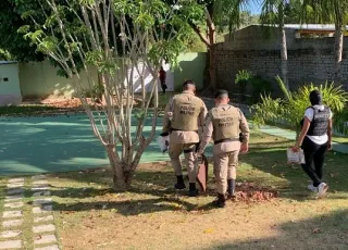 Dois policiais militares são presos por envolvimento em roubo na cidade de Lauro de Freitas