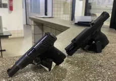  Dois suspeitos morrem após troca de tiros com a polícia em Medeiros Neto. Duas pistolas foram apreendidas