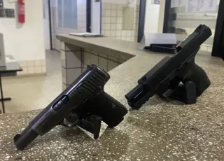  Dois suspeitos morrem após troca de tiros com a polícia em Medeiros Neto. Duas pistolas foram apreendidas