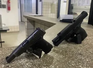  Dois suspeitos morem após troca de tiros com a polícia em Medeiros Neto. Duas pistolas foram apreendidas