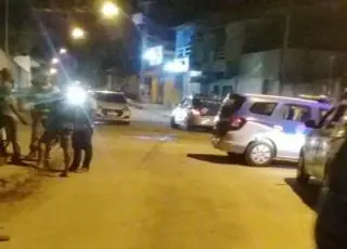 Dois suspeitos morrem em troca de tiros com a PM e duas pessoas ficam feridas por balas perdidas
