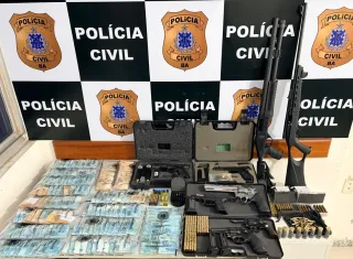 Dois suspeitos são presos com oito armas de fogo durante operação policial em Eunápolis