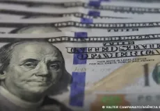 Dólar bate recorde nominal e fecha a R$ 6,07 após dados dos EUA