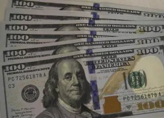 Dólar cai para R$ 4,60 e fecha no menor nível em dois anos