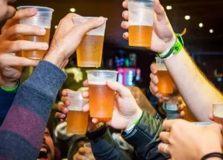 Dona de bar é presa após adolescentes consumirem bebida alcoólica no local