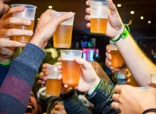 Dona de bar é presa após adolescentes consumirem bebida alcoólica no local