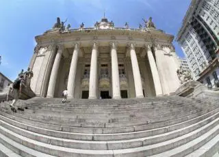 Dos 70 deputados eleitos do Rio, seis estão presos e devem adiar posse