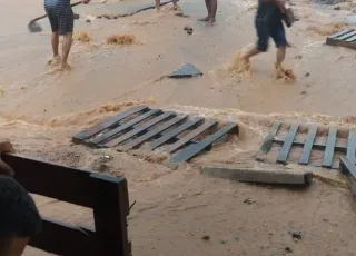 Chuva causa estragos em Teixeira de Freitas. Dr. Marcelo Belitardo fala dos problemas causados pela chuva na ladeira do Colina