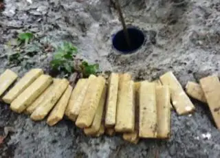 Droga avaliada em R$ 350 mil é encontrada enterrada em Camaçari
