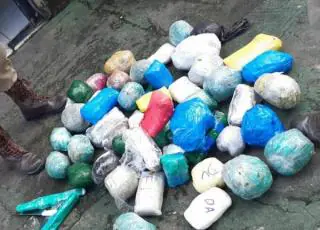 Drogas, facas, celulares, chips, carregadores e fones de ouvido foram apreendidos ao lado de presídio em Salvador