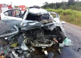 Duas pessoas morrem em acidente entre carro e caminhão na BR 101