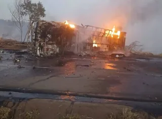 Duas pessoas morrem e 23 ficam feridas em acidente entre ônibus e caminhão na BR-040 em Minas Gerais