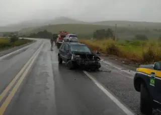 Duas pessoas morrem e outras duas ficam feridas após carros baterem de frente em Itagimirim