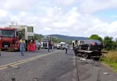 Duas pessoas morrem e três ficam feridas em colisão entre caminhonete e caminhão guincho na BA-263